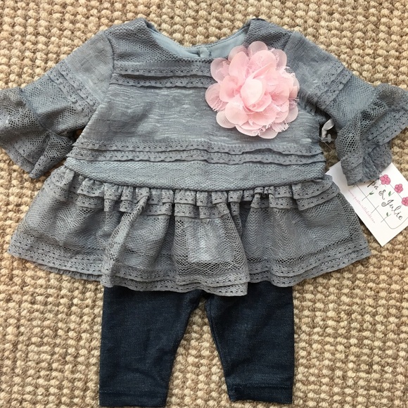 Pippa & Julie Other - NWT Pippa & Julie 3M lace top/capri pants set
